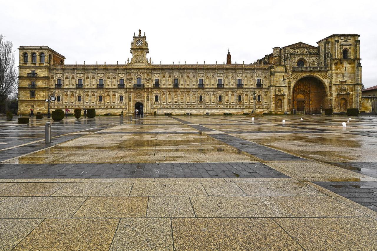 Parador De Turismo De León Eksteriør billede The Plaza Mayor