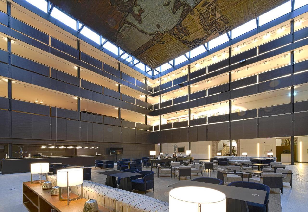 Parador De Turismo De León Eksteriør billede The interior of the hotel
